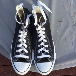 Converse All Stars Size 11.5.  Barely worn.